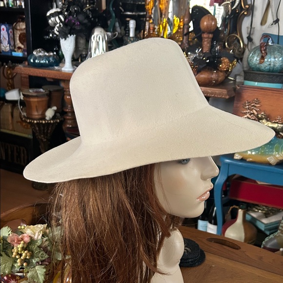 Elegant Vintage Cream Wide-Brim Wool Hat main image 4